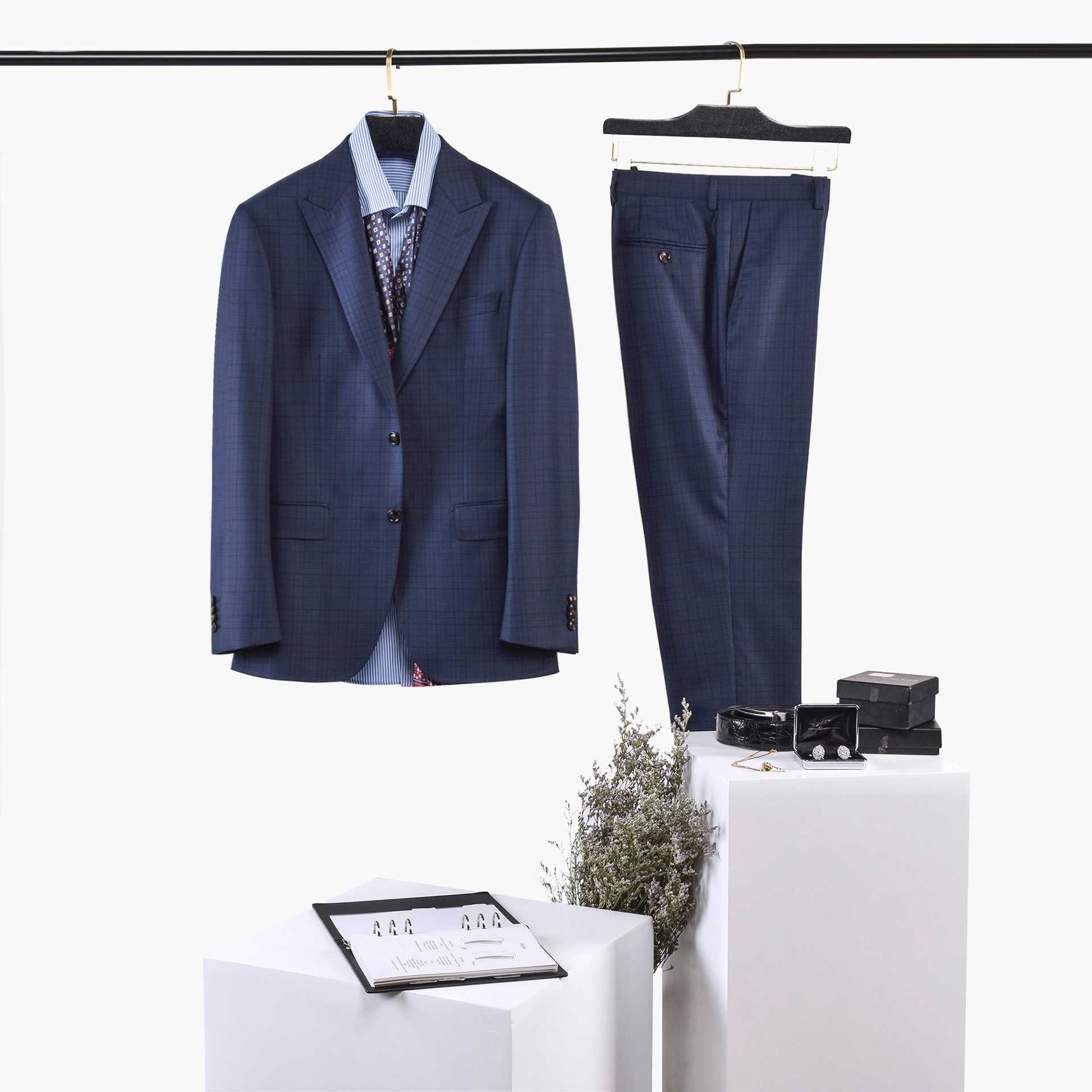 客户实拍蓝色枪驳领暗格子西服